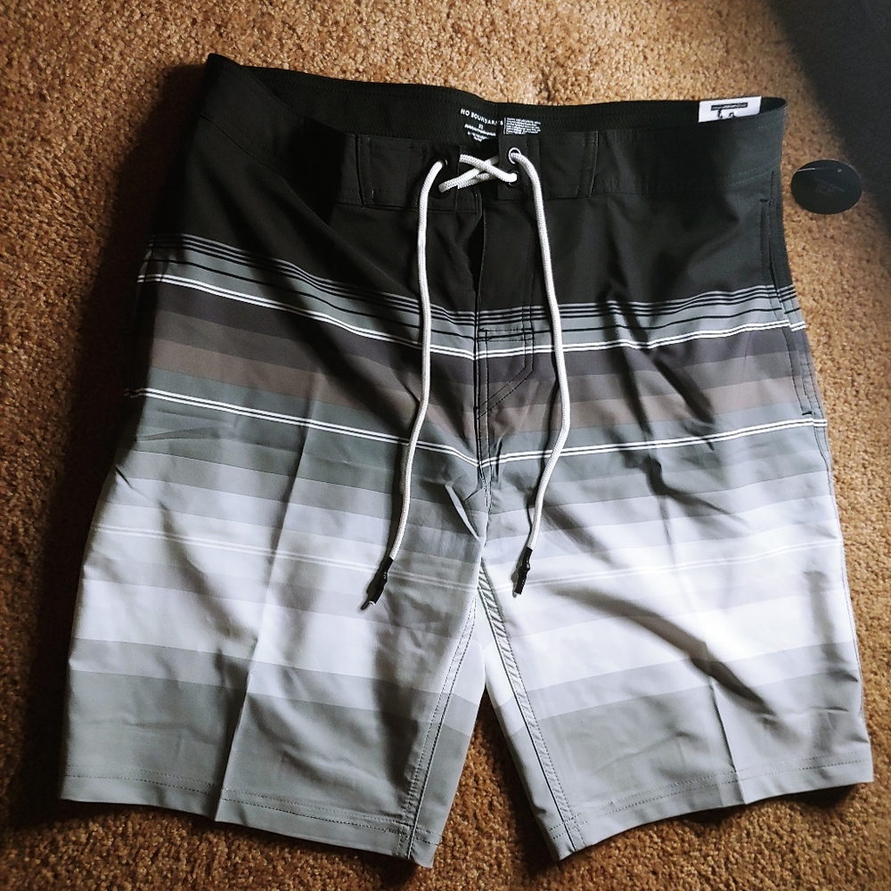 New No Boundaries men's size 32 board / swim shorts